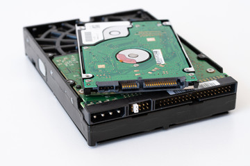 Size comparison of HDD 3.5" and 2.5" hard drives, sata and ide format