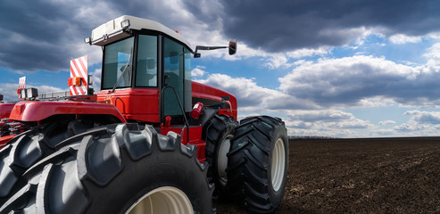 Obraz premium Back view of tractor on a agricultural field