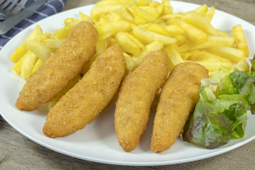 assiette de filet de poulet pané et frites