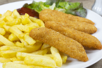 assiette de filet de poulet pané et frites