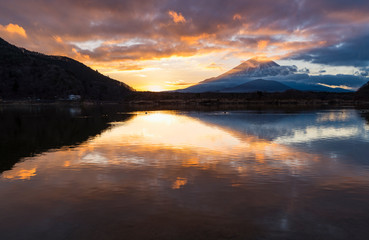 Fototapeta na wymiar Beautiful autumn lake and Mt. Fuji before sunrise