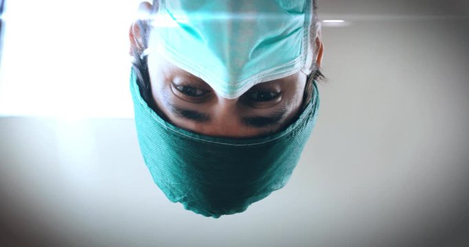 Medico risveglia il paziente dopo una lunga operazione chirurgica