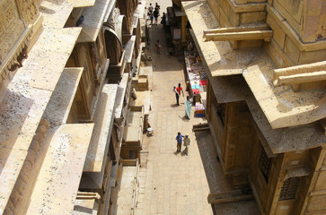 vedute di jaisalmer con i suoi palazzi, vicoli e persone