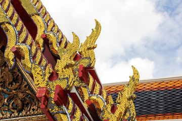 Fototapeta na wymiar Decorated and colorful roof of Wat Pho temple in Thailand