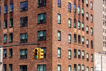 Fototapeta na wymiar Yellow traffic light in New York city