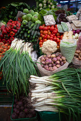 Varios vegetales en plaza de mercado
