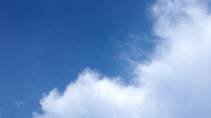 Obraz premium Calming light blue sky with thin clouds