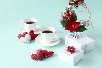 Obraz na płótnie Canvas クリスマス　ポインセチアのリースとハートとプレゼントとコーヒー