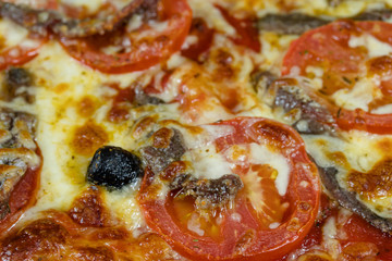 pizza napolitaine (pizza anchois, tomate et olives)