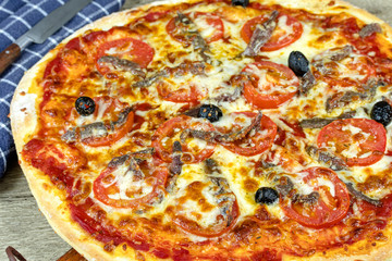 pizza napolitaine (pizza anchois, tomate et olives)