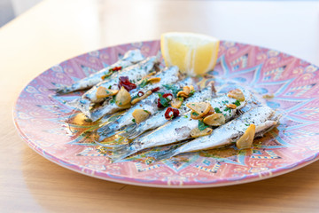 sardinas a la espalda en plato con color
