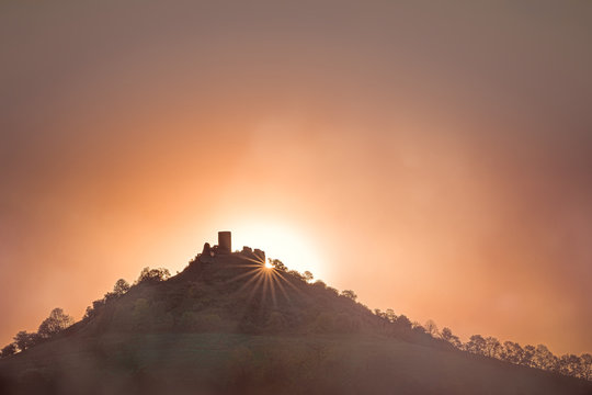 Burgruine Desenberg im Sonnenaufgang 2
