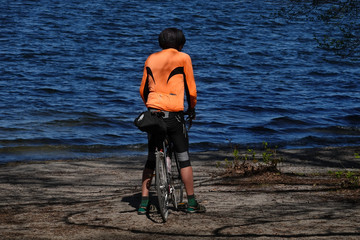 Radfahrer macht Pause am Strand
