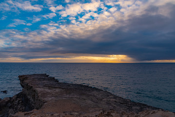 Obraz premium ocean sunset on the cliff