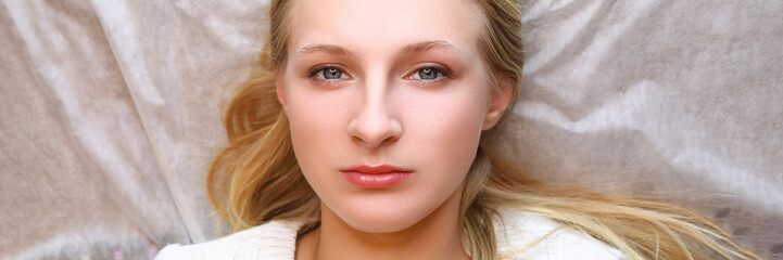 Obraz premium Girl waiting for eyebrow permanent procedure