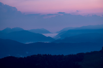 Fototapeta premium blaue stunde, blaues land, morgen in den bergen