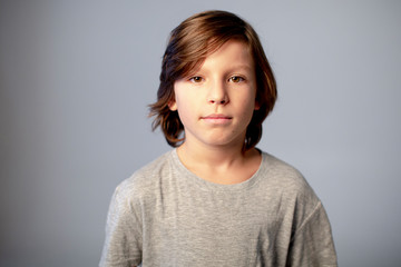 RETRATO DE NIÑO CON FONDO GRIS DE ESTUDIO