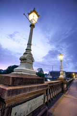 pont au lever du jour avec fleuve et lampadaire &agrave; Nantes en France