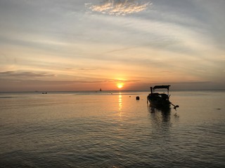 Fischerboot vor Sonnenuntergang auf Koh Lanta, Thailand