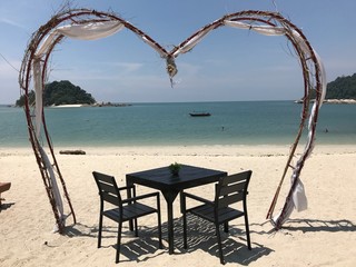Romantisches Essen am Strand von Pulau Pangkor, Malaysia