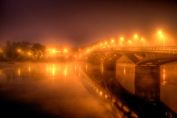 pont au lever du jour avec brume et lampadaire à Nantes en France