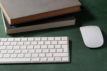 Teclado, mouse y libros