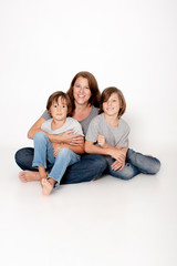 MADRE E HIJOS EN ESTUDIO FONDO BLANCO
