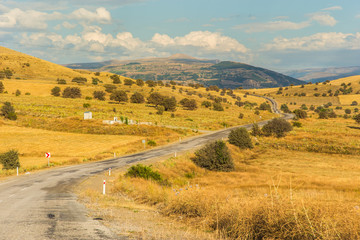 Obraz premium A Lonely Long Road with a Stunning Scenic Landscape View