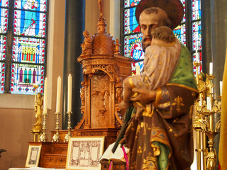 Fototapeta na wymiar Statue of Saint Joseph and Jesus in a Catholic Church