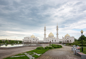 Fototapeta na wymiar Beautiful white mosque in the city of Bulgar with a beautiful sky. Without people