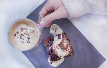 CAPUCCINO CON BROWNIE 