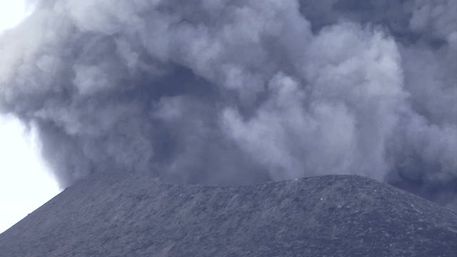 Volcano erupting in Papua New Guinea 