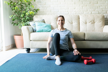 Obraz premium Happy woman exercising at home