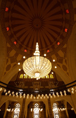 Obraz premium MANAMA, BAHRAIN - JUNE 26: A splendid interior of the Al Fateh Grand Mosque on June 26, 2017, Manama, Bahrain. Al Fateh mosque is one of the largest mosque in the world