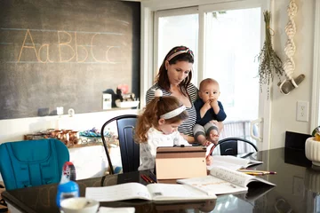 Photo sur Plexiglas Garderie Une mère avec un petit garçon scolarise sa fille à la maison