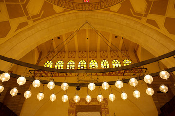 Obraz premium MANAMA, BAHRAIN - JUNE 26: A splendid interior of the Al Fateh Grand Mosque on June 26, 2017, Manama, Bahrain. Al Fateh mosque is one of the largest mosque in the world