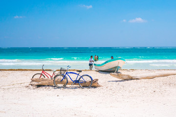 Obraz premium Boat and Bikes on the Beach in Tulum Mexico