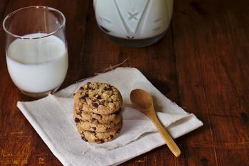galletas de chocolate y un gran vaso de leche, merienda típica española