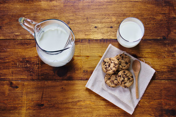 galletas de chocolate y un gran vaso de leche, merienda típica española