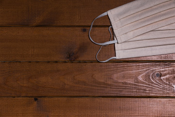 Mundschutzmasken auf einem braunen Holz Hintergrund. 