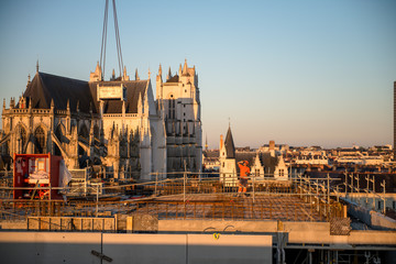 vu aérienne d'un chantier de construction au lever du jour sur un bâtiment du XIX ème siècle...