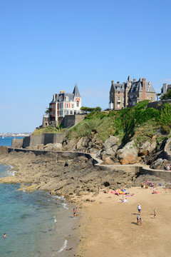 Plage et villas de la Pointe de la Malouine &agrave; Dinard, Bretagne - Beach and houses in Dinard, Brittany, France