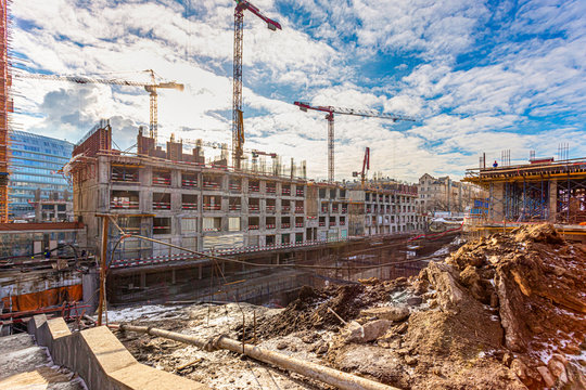 construction of an apartment building, pit