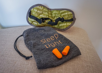 Pacing a travel kit and set of sleeping mask, earplugs to fall asleep on a plane and not get...