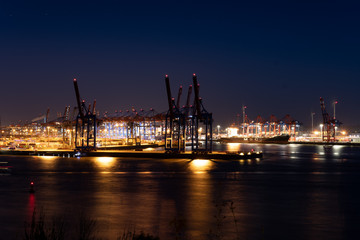 Fototapeta na wymiar Hamburg harbor: container terminal in the port of Hamburg at night