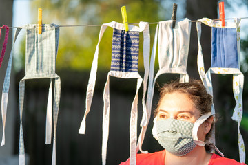 Frau mit selbstgemachten Mund Nasen Schutz 
