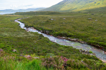 Fototapeta premium Wasserfall auf der Isle of Skye in Schottland, Nähe Blackhill