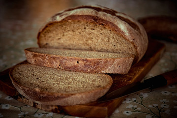 round bread, lying on a brown, wooden Board
