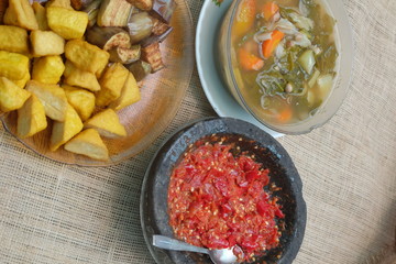 sambal, sayur asem,tahu kulit dan terong goreng. Makanan khas indonesia