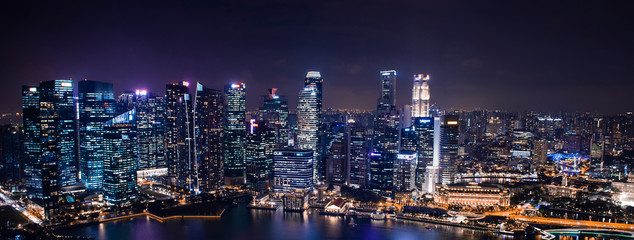 SINGAPORE CITY, SINGAPORE - 03 april 2019: Areal panoramisch uitzicht op de zakenwijk en stad van Singapore, helixbrug.